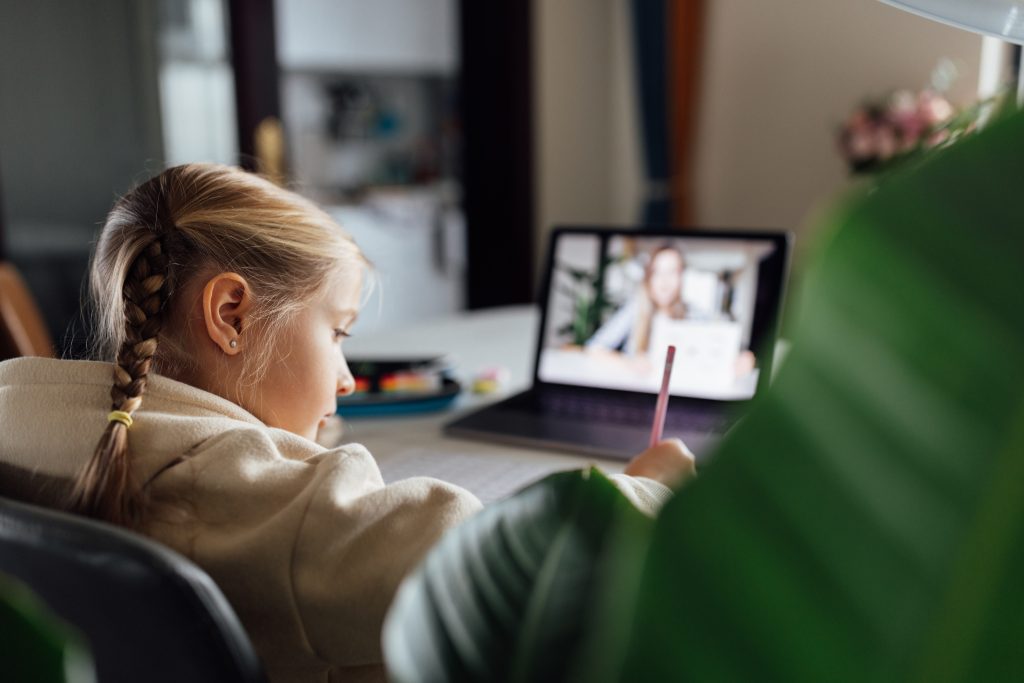 Mädchen im Video-Coaching am Laptop